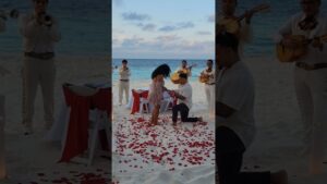 Read more about the article A proposal at the rhythm of the mariachis ! #cancunproposal #proposal #beachproposal #love