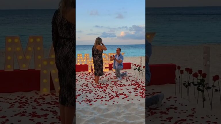Read more about the article She couldn’t believe it when she saw this magical proposal a beach in Cancun.