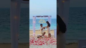 Read more about the article The waves danced in happiness for this couple #cancunproposal #proposalplanner #love #beach #engaged