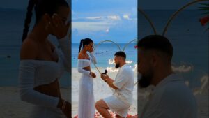 Read more about the article A perfect proposal with the sunset of Cancún!✨️☀️ #cancunproposal #engaged #topendwedding #wedding